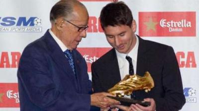  - تسلم الأرجنتيني ليونيل ميسي مهاجم فريق برشلونة الإسباني لكرة القدم يوم الاثنين جائزة الحذاء الذهبي، مكافأة له على اختياره افضل هداف في القارة الأوروبية ..