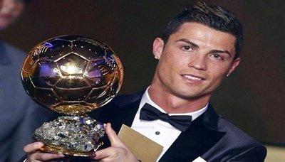  - توج البرتغالي كريستيانو رونالدو نجم ريال مدريد الاسباني بجائزة الكرة الذهبية "فيفا" كافضل لاعب كرة قدم عام 2013 خلال الحفل السنوي الذي اقيم مساء أمس في ..