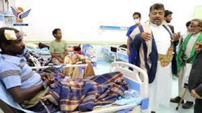 - الحوثي يطّلع على سير العمل في هيئة المستشفى الجمهوري بصعدة ويتبرع بالدم للجرحى الأفارقة..
