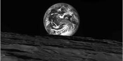  - المركبة الفضائية الذاتية “دانوري” ترسل أول صورها لسطح القمر..
